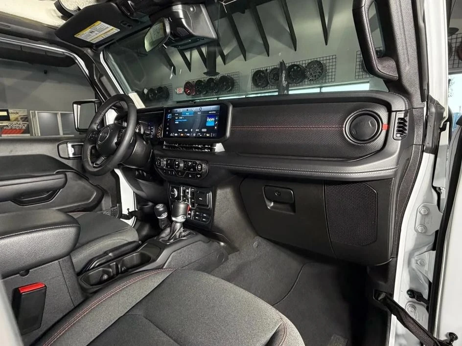 2025 Jeep JL Wrangler - Image 19 of 31