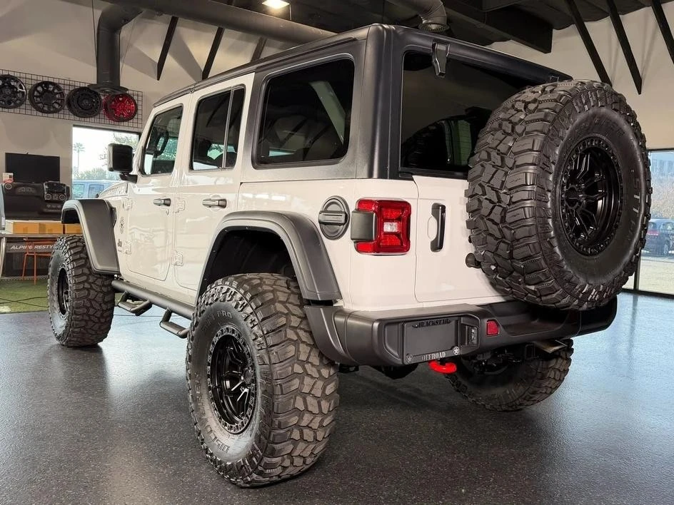 2025 Jeep JL Wrangler - Image 10 of 31