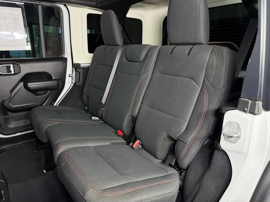 2025 Jeep JL Wrangler - Image 17 of 31