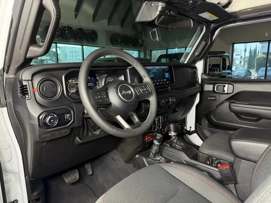 2025 Jeep JL Wrangler - Image 15 of 31