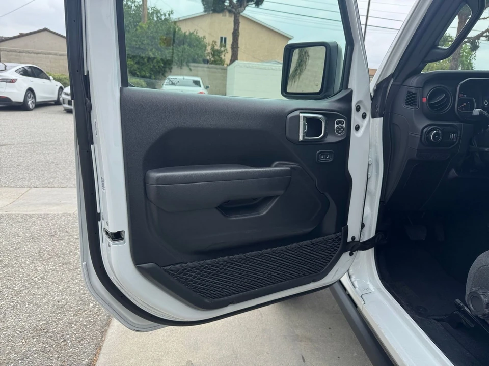 2025 Jeep JL Wrangler - Image 20 of 31