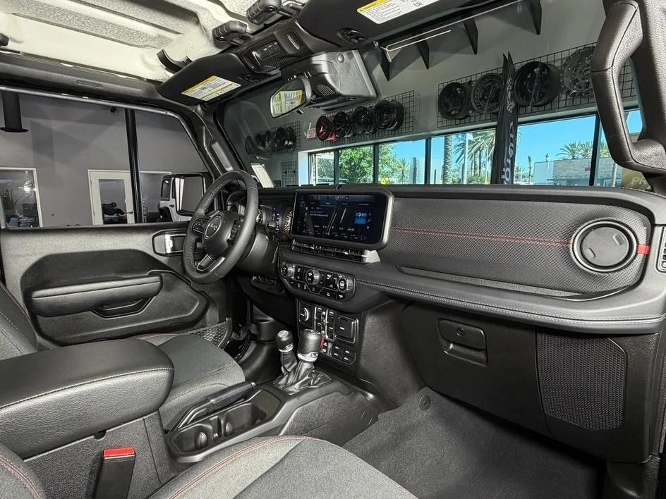 2025 Jeep JL Wrangler - Image 19 of 31