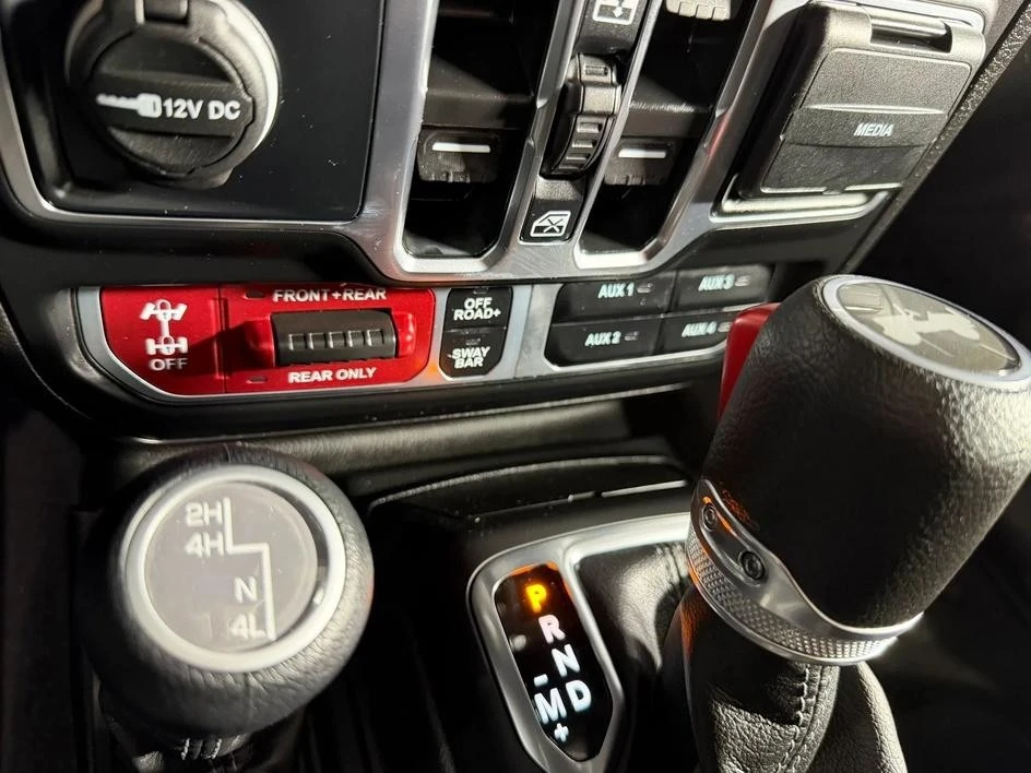 2025 Jeep JL Wrangler - Image 23 of 31