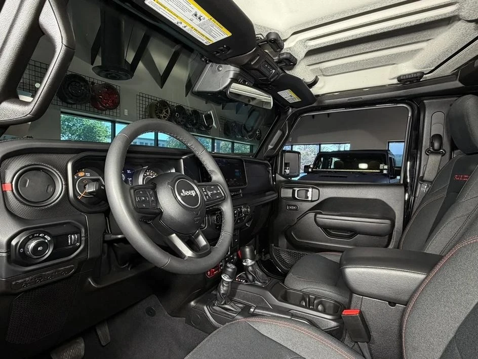 2025 Jeep JL Wrangler - Image 15 of 31