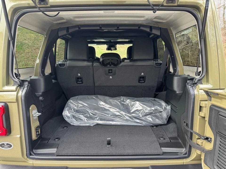 2025 Jeep JL Wrangler - Image 19 of 21