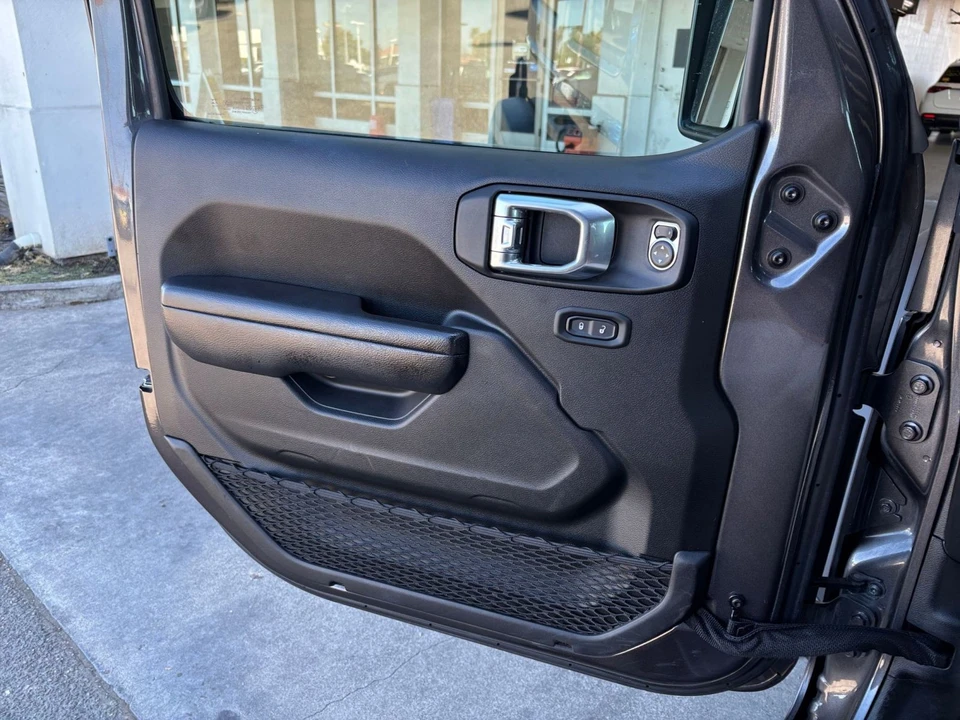 2025 Jeep JL Wrangler - Image 20 of 31