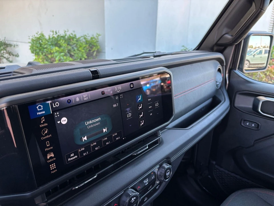 2025 Jeep JL Wrangler - Image 21 of 31