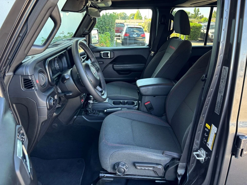 2025 Jeep JL Wrangler - Image 27 of 31