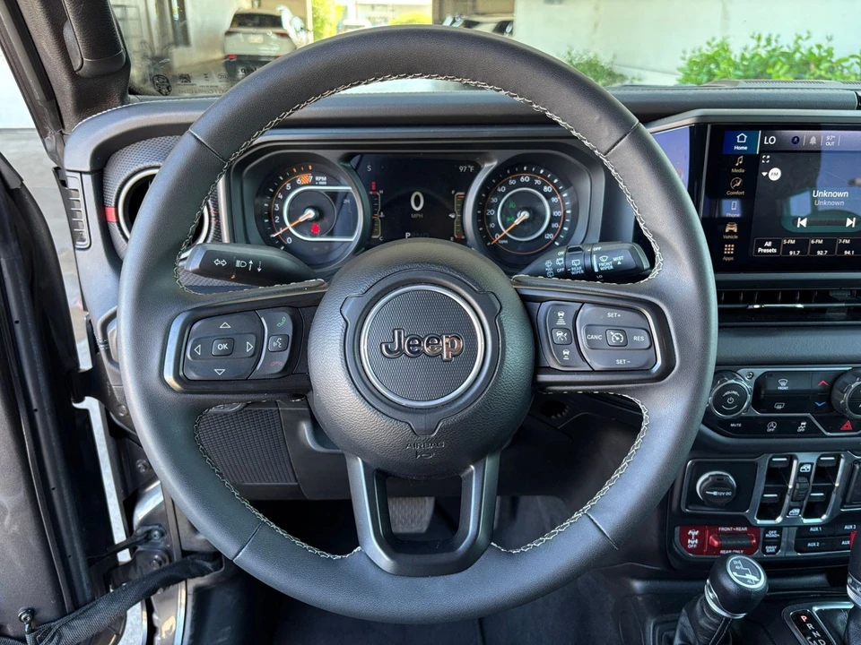 2025 Jeep JL Wrangler - Image 28 of 31