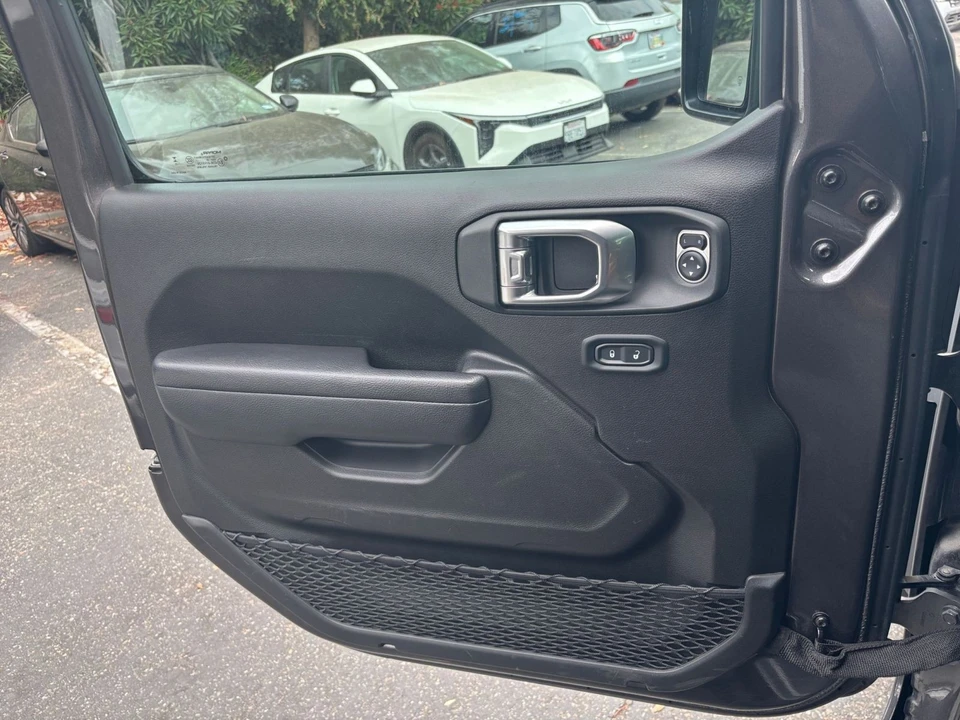 2025 Jeep JL Wrangler - Image 20 of 31