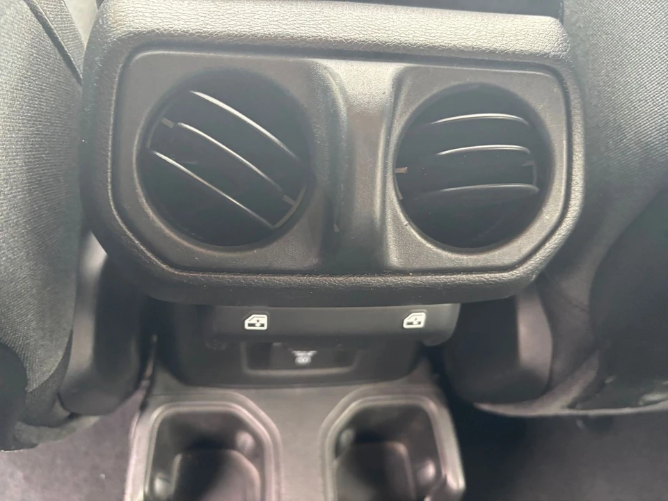 2025 Jeep JL Wrangler - Image 23 of 31