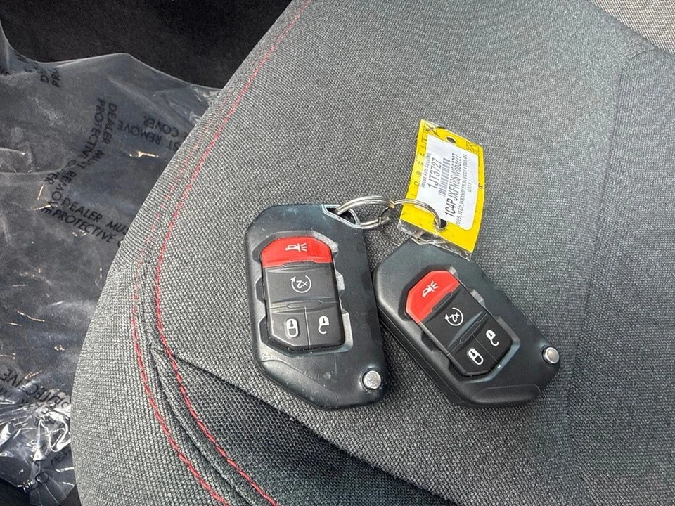2025 Jeep JL Wrangler - Image 25 of 26