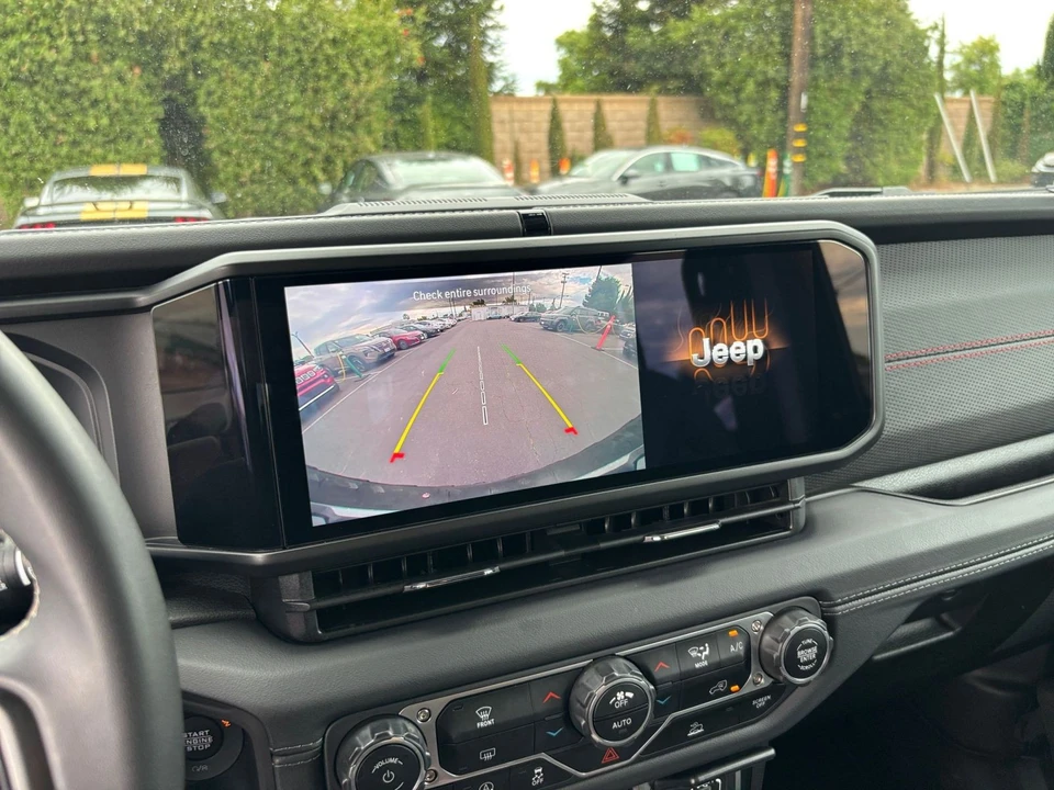 2025 Jeep JL Wrangler - Image 25 of 31