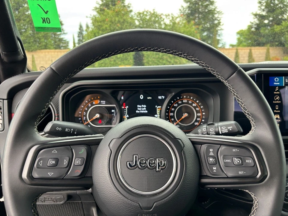 2025 Jeep JL Wrangler - Image 29 of 31