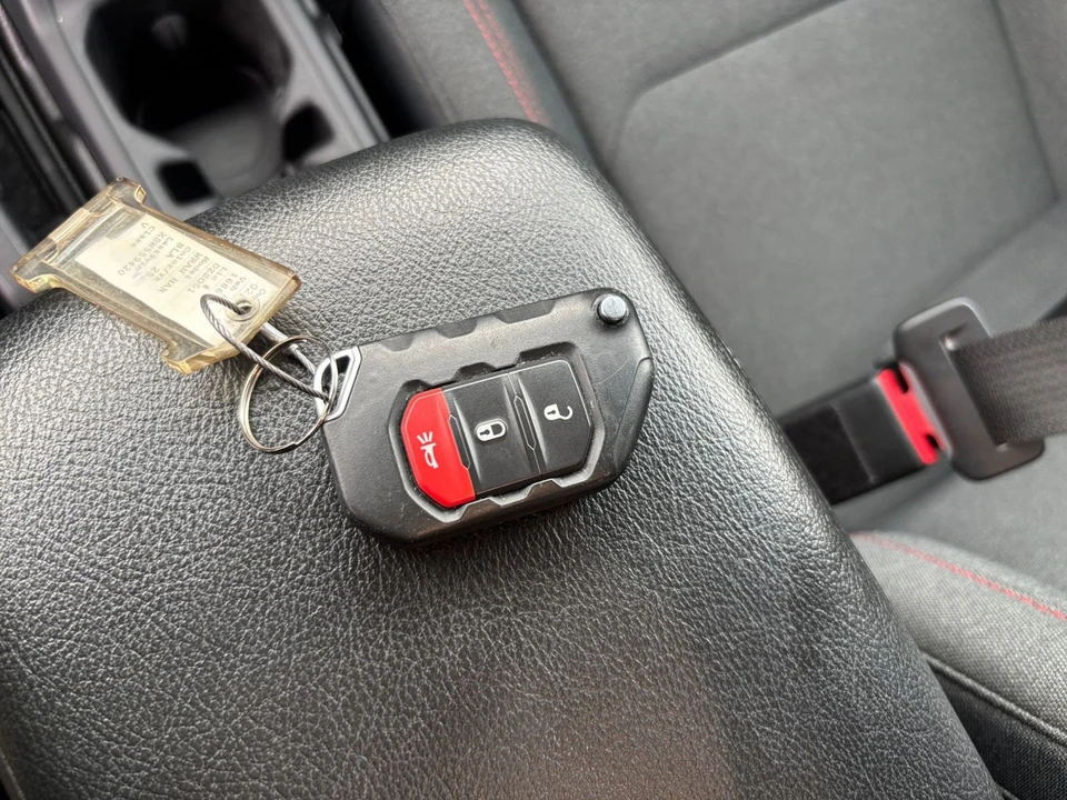 2025 Jeep JL Wrangler - Image 23 of 31