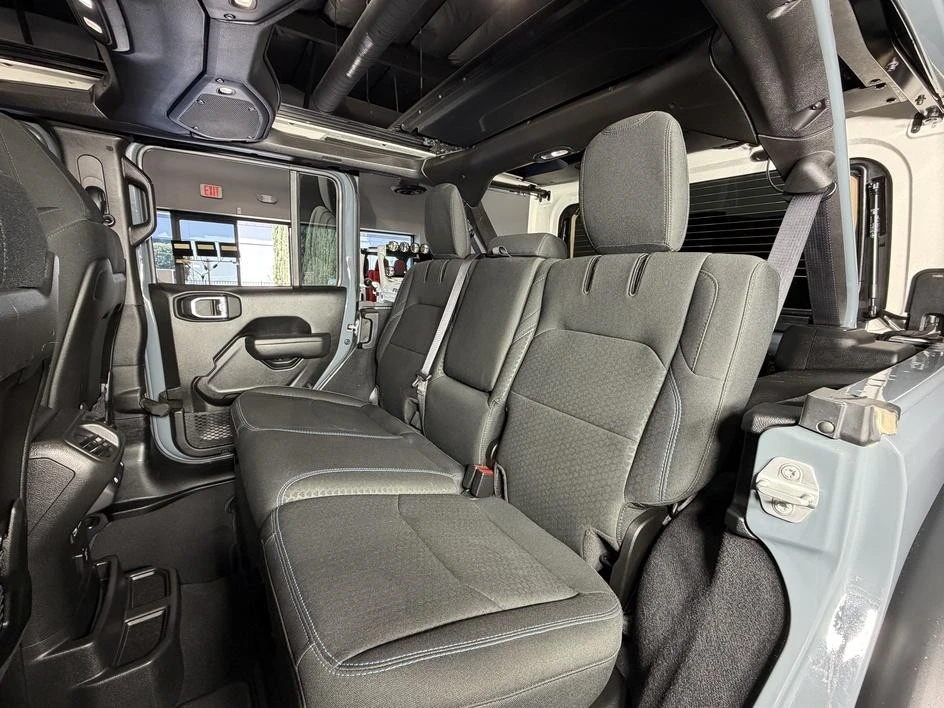 2025 Jeep JL Wrangler - Image 25 of 31