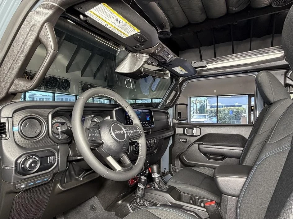 2025 Jeep JL Wrangler - Image 23 of 31