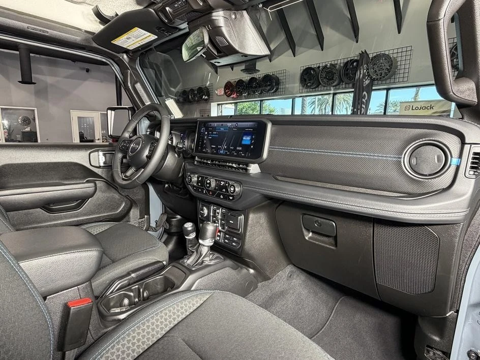 2025 Jeep JL Wrangler - Image 21 of 31