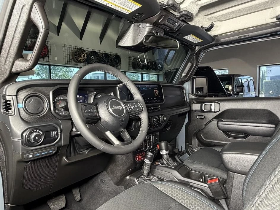 2025 Jeep JL Wrangler - Image 17 of 31