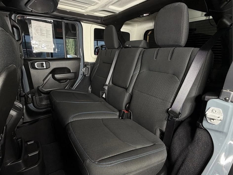 2025 Jeep JL Wrangler - Image 19 of 31