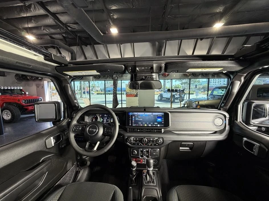 2025 Jeep JL Wrangler - Image 27 of 31