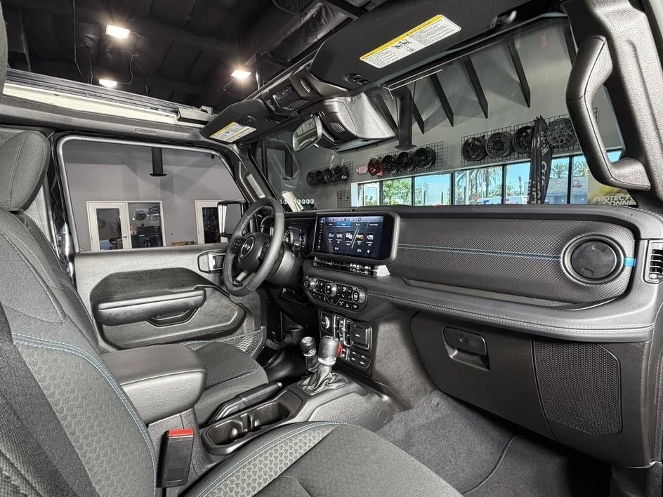 2025 Jeep JL Wrangler - Image 26 of 31