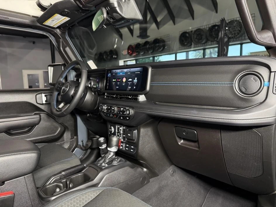 2025 Jeep JL Wrangler - Image 19 of 30
