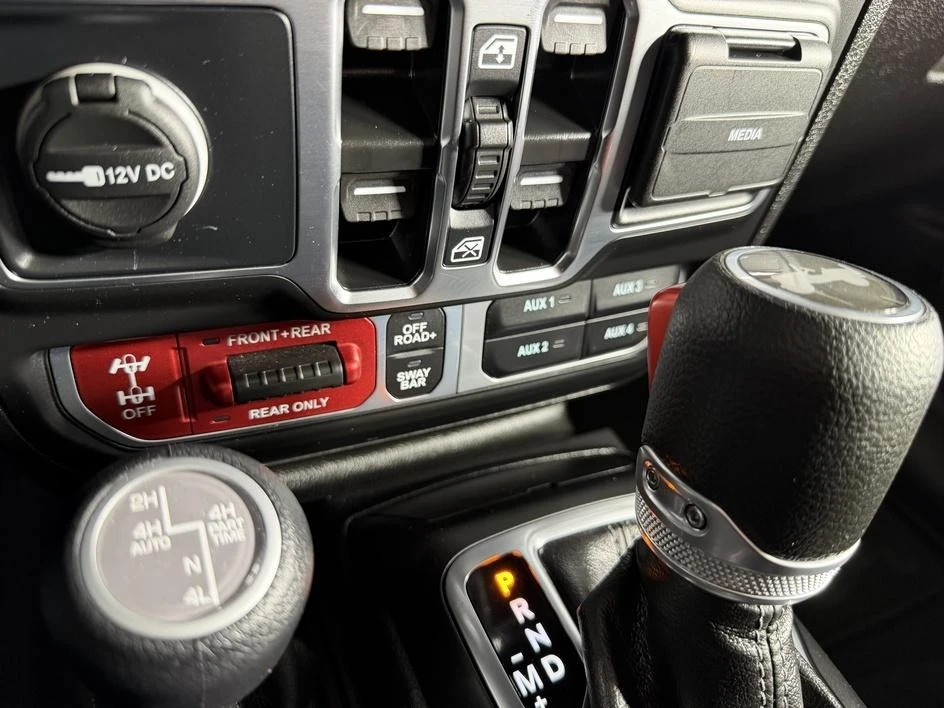 2025 Jeep JL Wrangler - Image 23 of 30