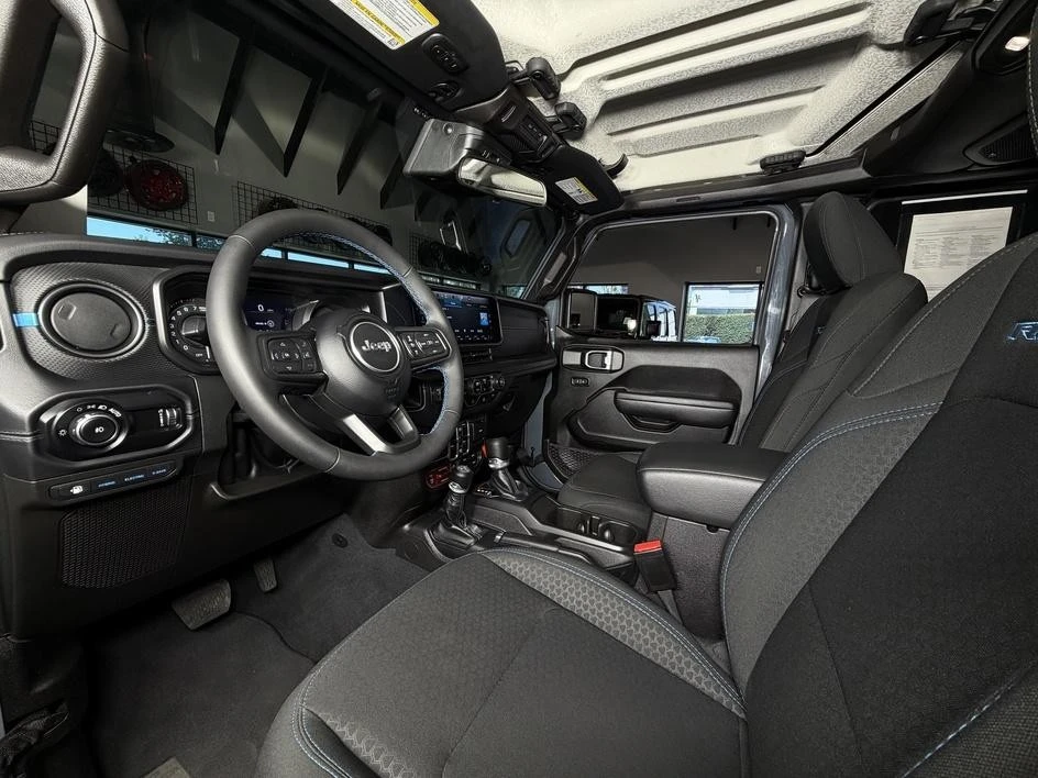 2025 Jeep JL Wrangler - Image 15 of 30