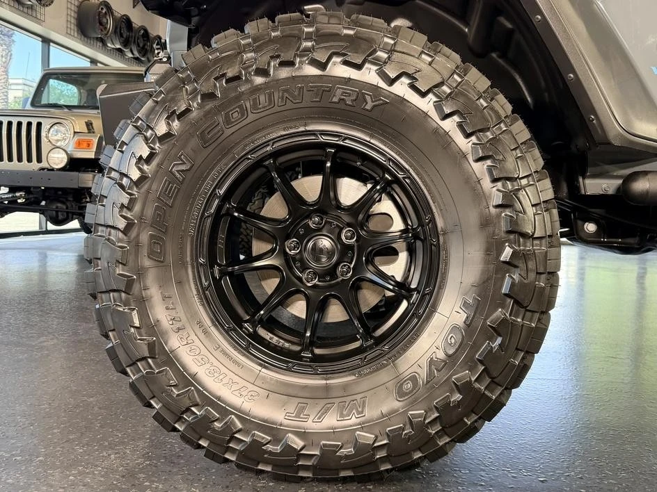 2025 Jeep JL Wrangler - Image 25 of 30
