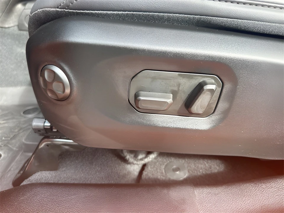 2025 Jeep JL Wrangler - Image 10 of 12