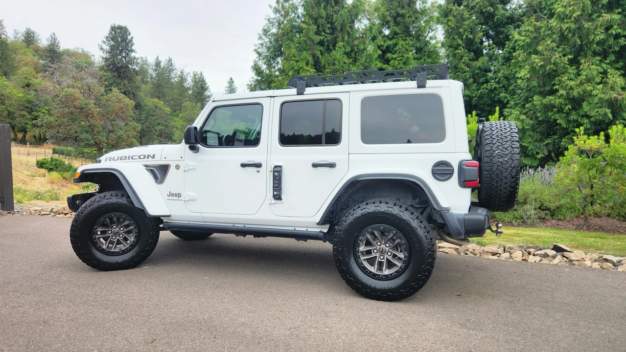 2025 Jeep JL Wrangler - Image 16 of 31
