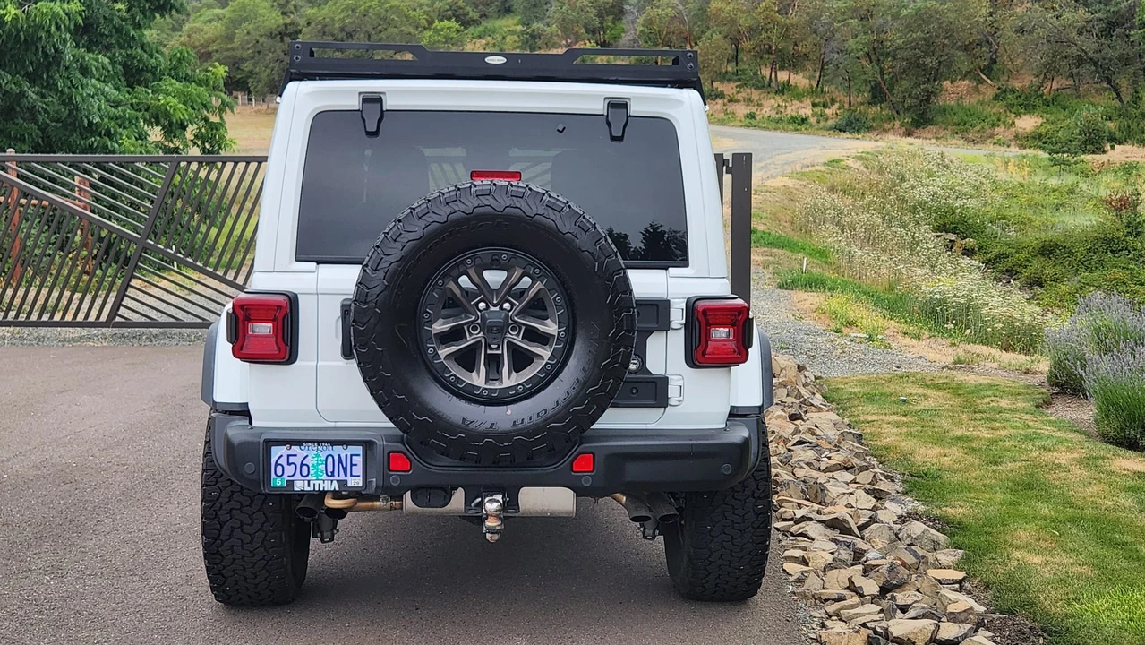 2025 Jeep JL Wrangler - Image 18 of 31