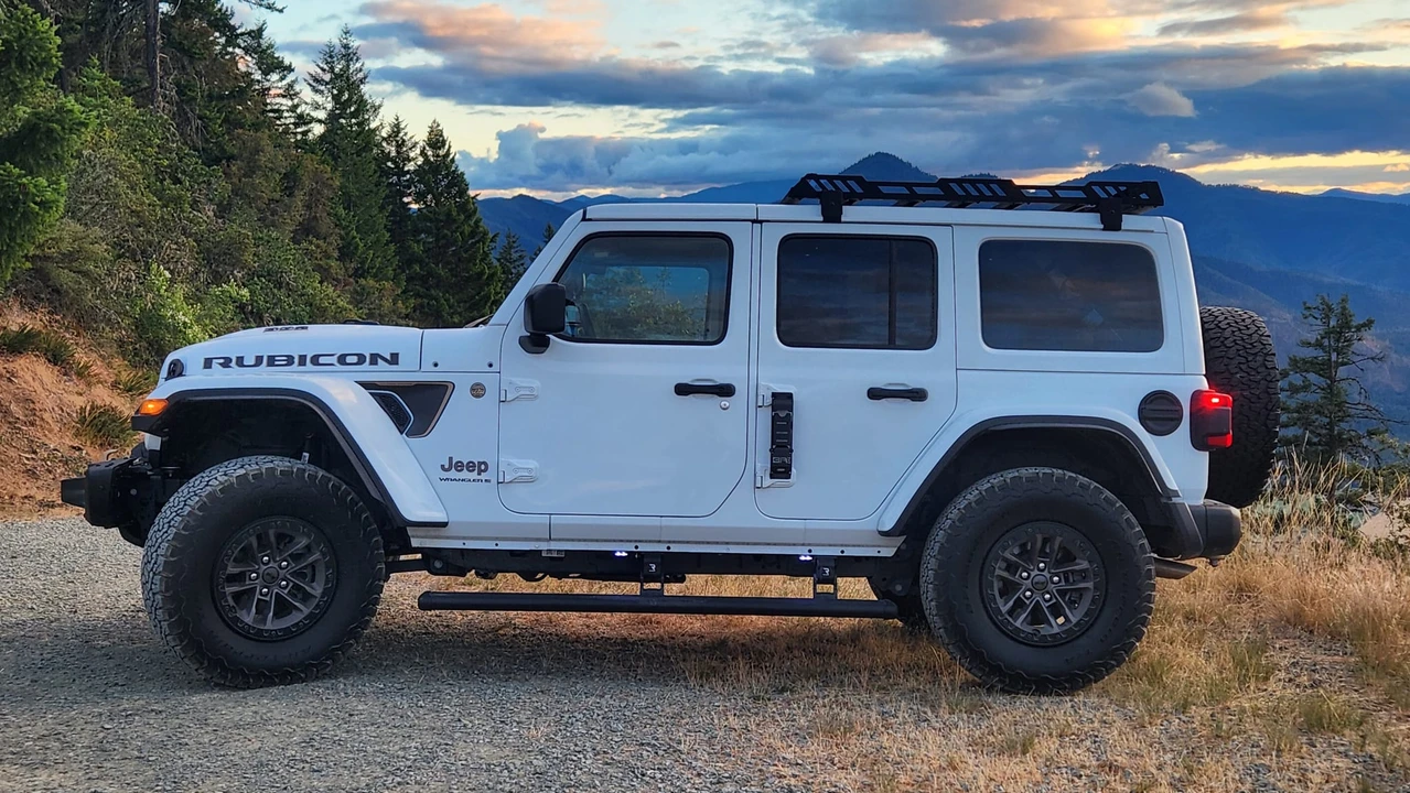 2025 Jeep JL Wrangler - Image 14 of 31
