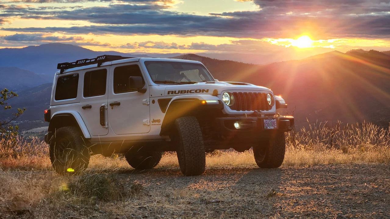 2025 Jeep JL Wrangler - Image 2 of 31