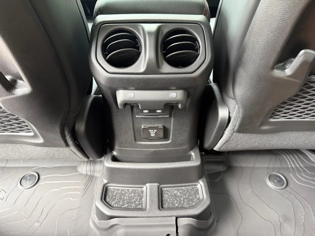 2025 Jeep JL Wrangler - Image 16 of 21