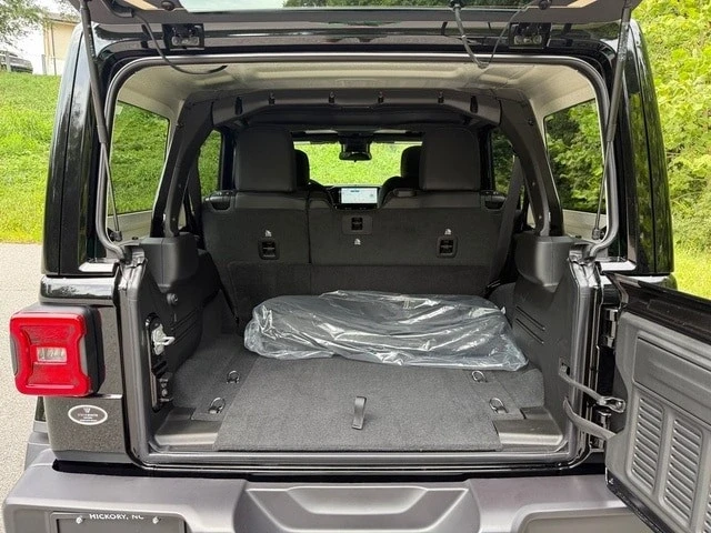 2025 Jeep JL Wrangler - Image 17 of 21