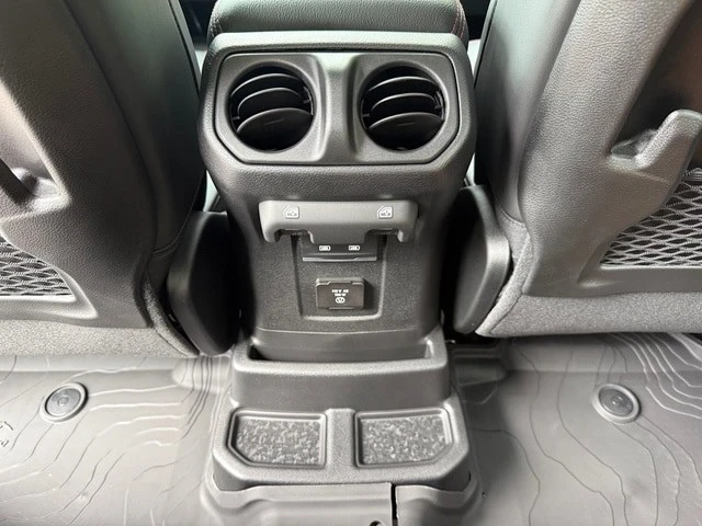 2025 Jeep JL Wrangler - Image 16 of 21