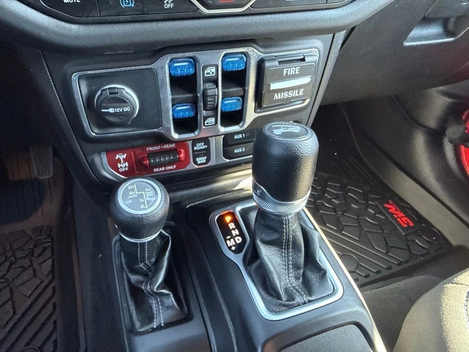 2025 Jeep JL Wrangler - Image 17 of 31