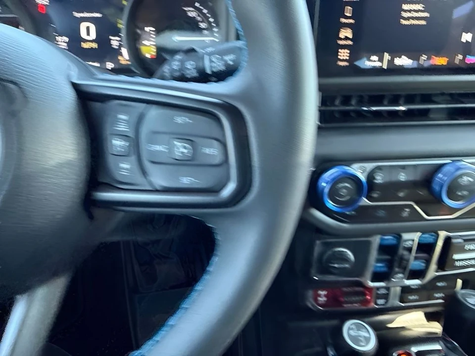 2025 Jeep JL Wrangler - Image 16 of 31