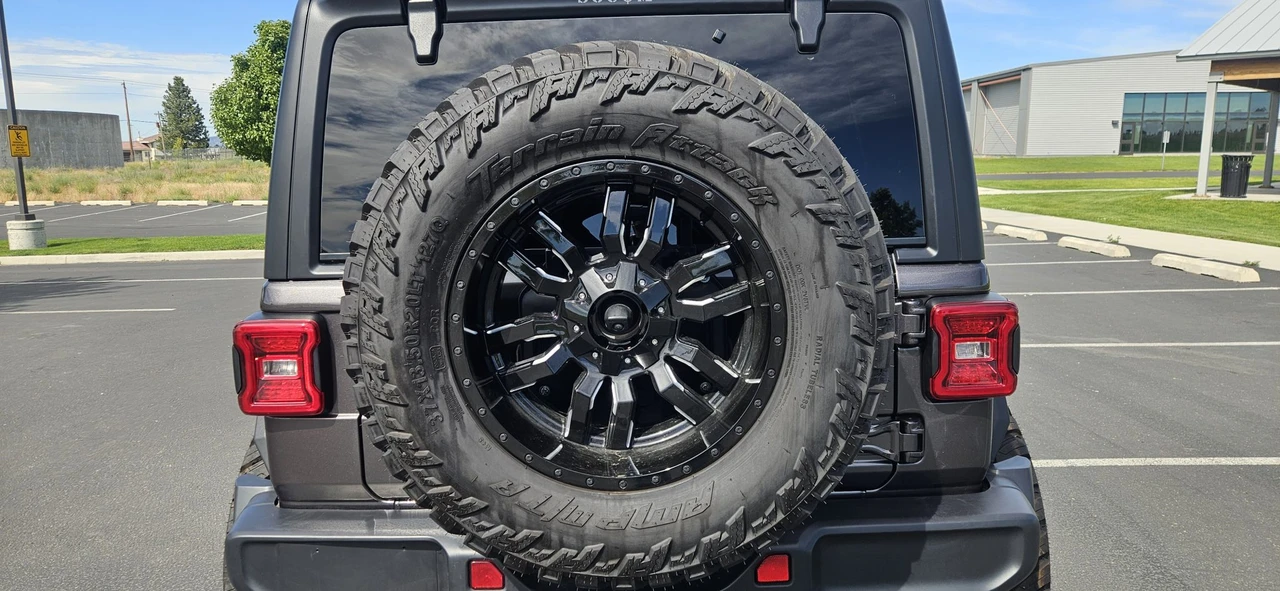 2025 Jeep JL Wrangler - Image 18 of 31