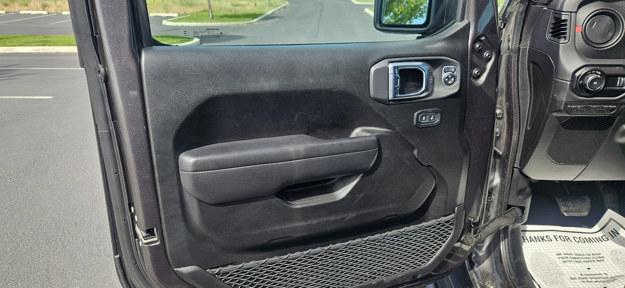 2025 Jeep JL Wrangler - Image 21 of 31