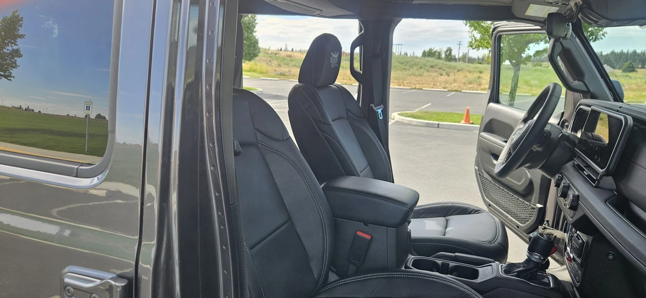 2025 Jeep JL Wrangler - Image 26 of 31