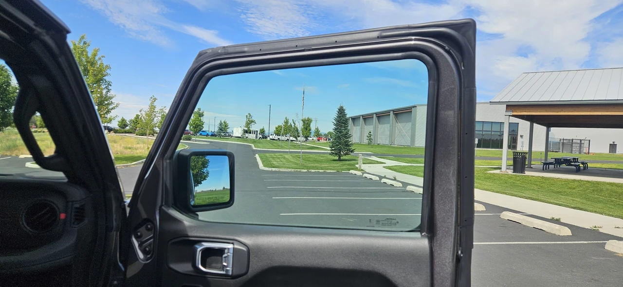 2025 Jeep JL Wrangler - Image 24 of 31
