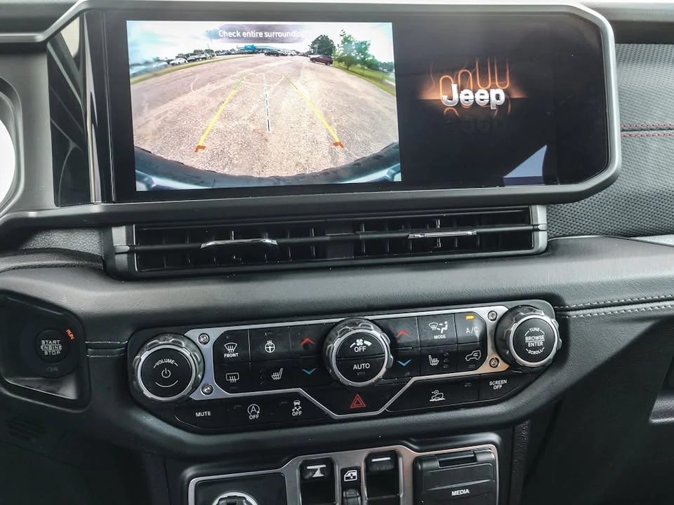 2025 Jeep JL Wrangler - Image 17 of 18