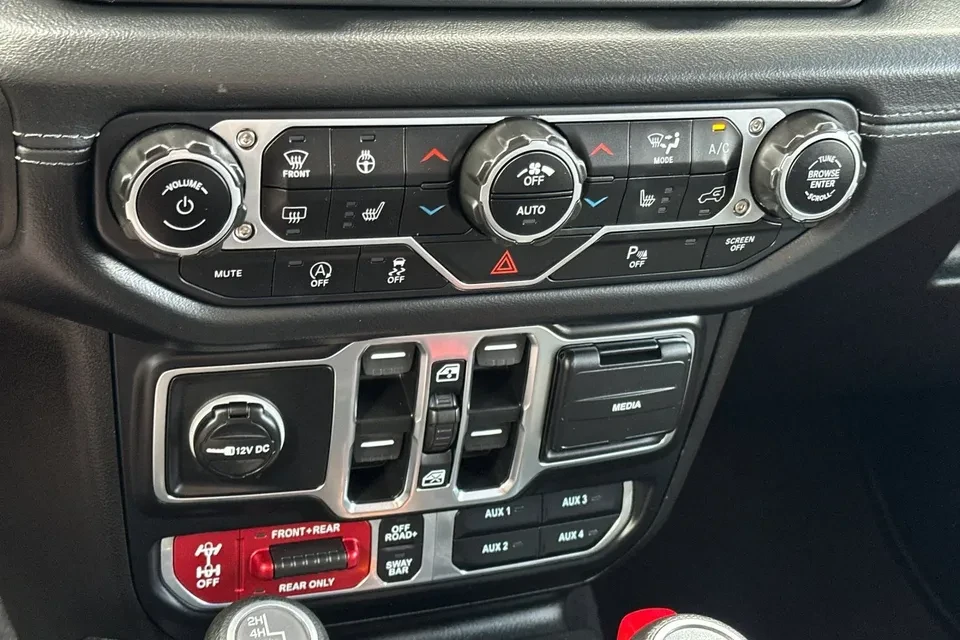 2025 Jeep JL Wrangler - Image 15 of 19