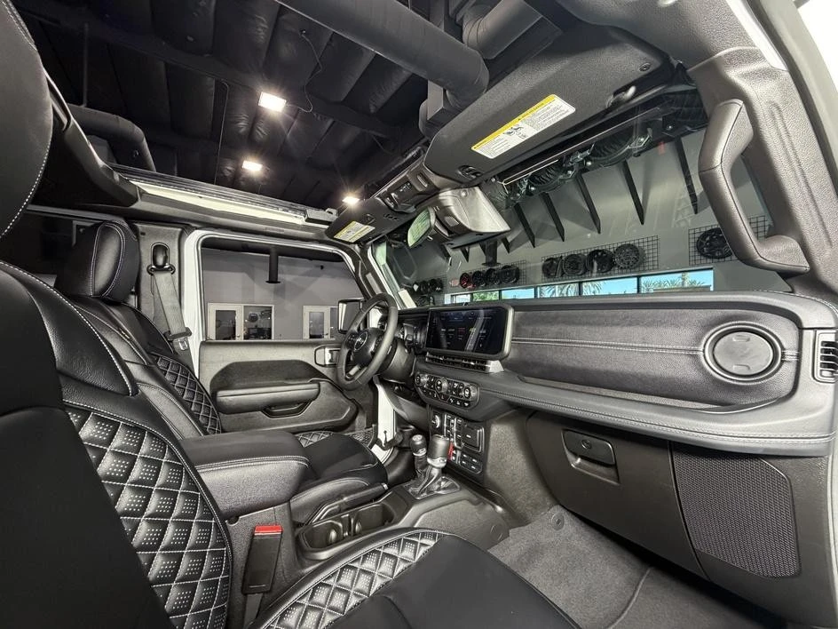 2025 Jeep JL Wrangler - Image 28 of 31