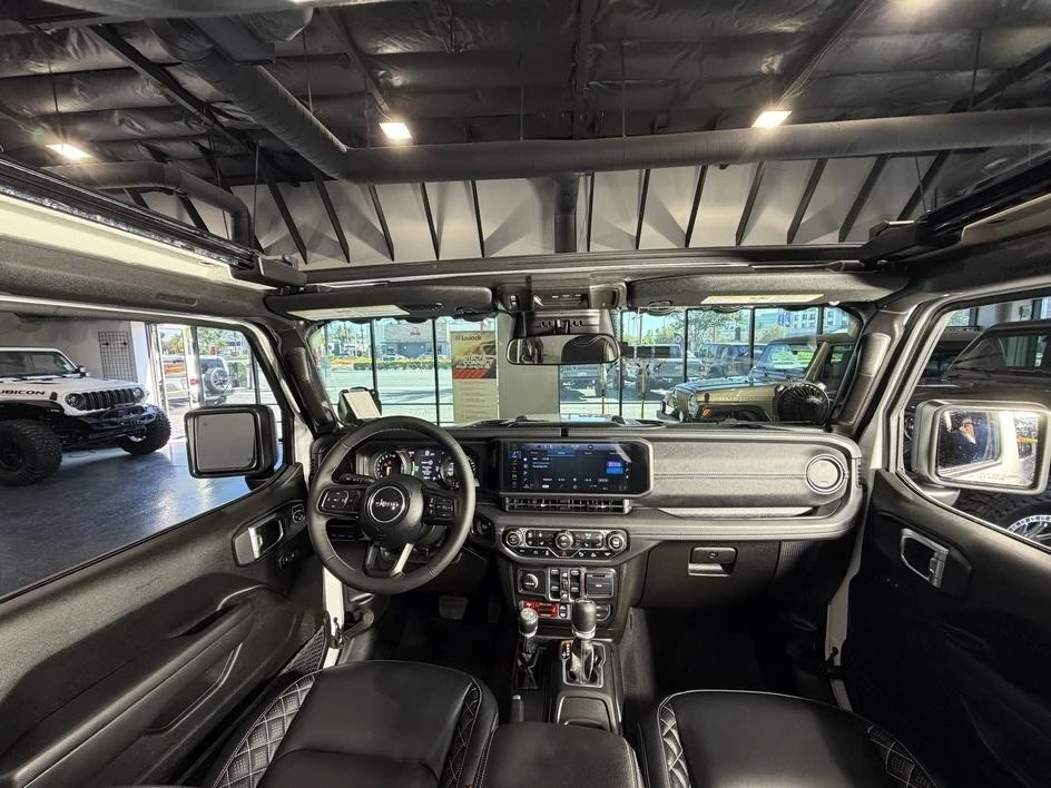 2025 Jeep JL Wrangler - Image 29 of 31