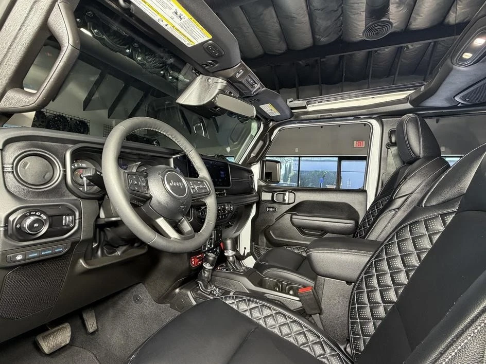 2025 Jeep JL Wrangler - Image 24 of 31