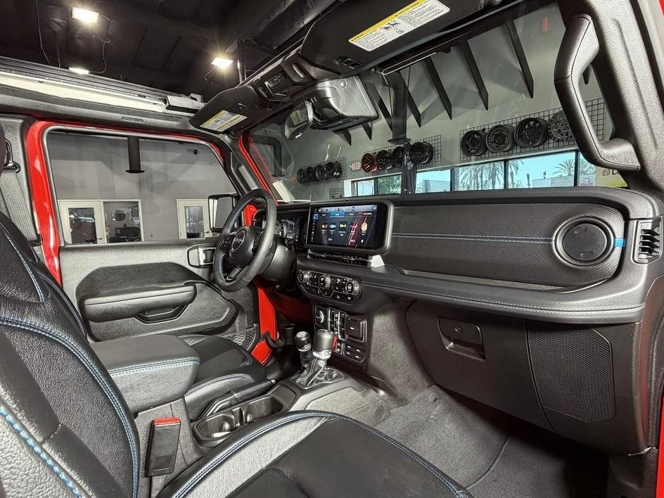 2025 Jeep JL Wrangler - Image 25 of 31